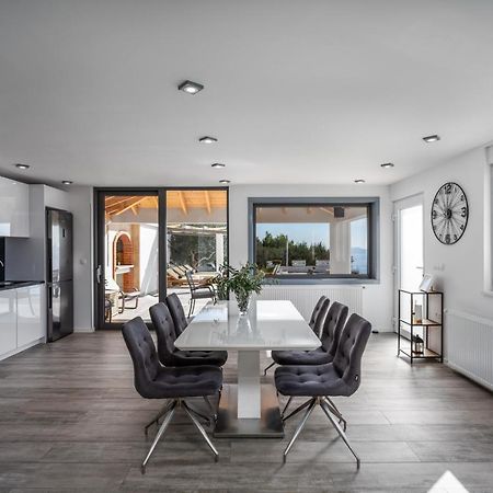 Villa Dream With Private Pool, 2 Bedrooms With En-Suite Bathrooms, Sea View オミシュ エクステリア 写真